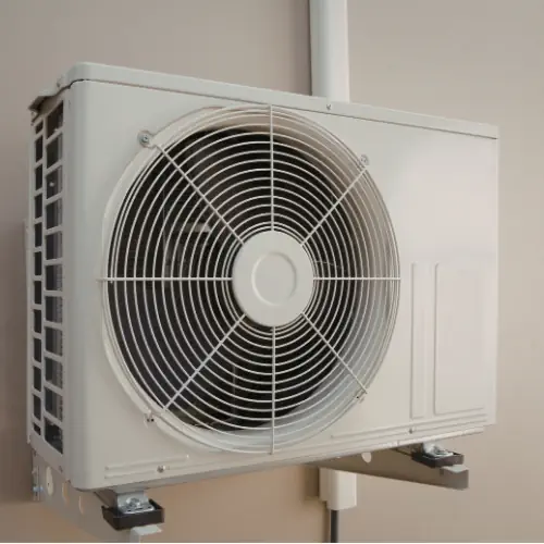 Външно тяло на сплит система по време на професионален монтаж