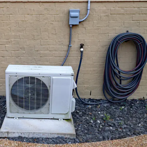 Монтаж на външно тяло на сплит система на земя до фасада