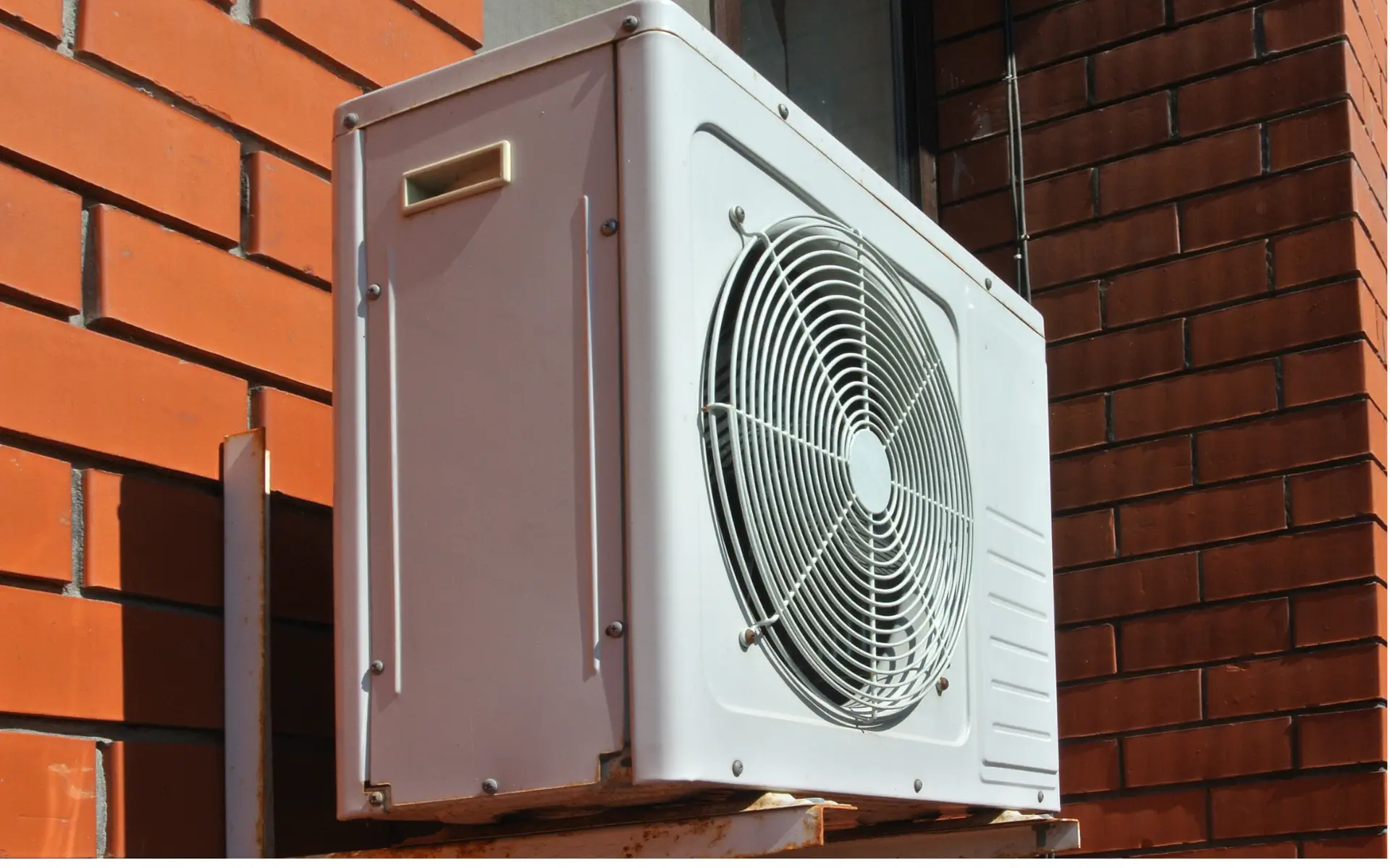 Монтаж на външно тяло на сплит система върху фасада