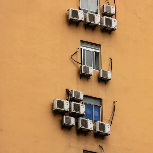 Монтаж на външни тела на климатици в София върху фасада на сграда