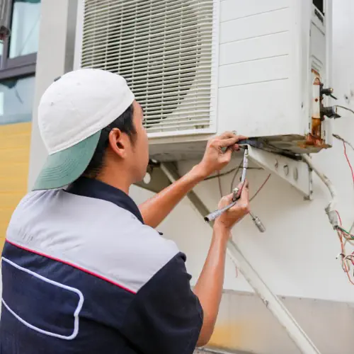 Техник извършва монтаж на климатик в София – свързване на външно тяло